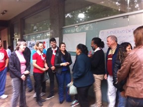 Professores da rede estadual de ensino realizam manifestação em Maringá